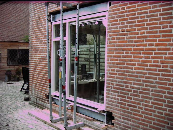 plaatsen van raam in zijgevel van woonhuis