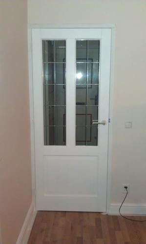 Hardhouten deurkozijnen plaatsen (vervangen aluminium kozijnen)