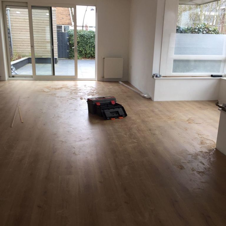 Laminaat leggen 100m2 beneden en bovenverdieping.