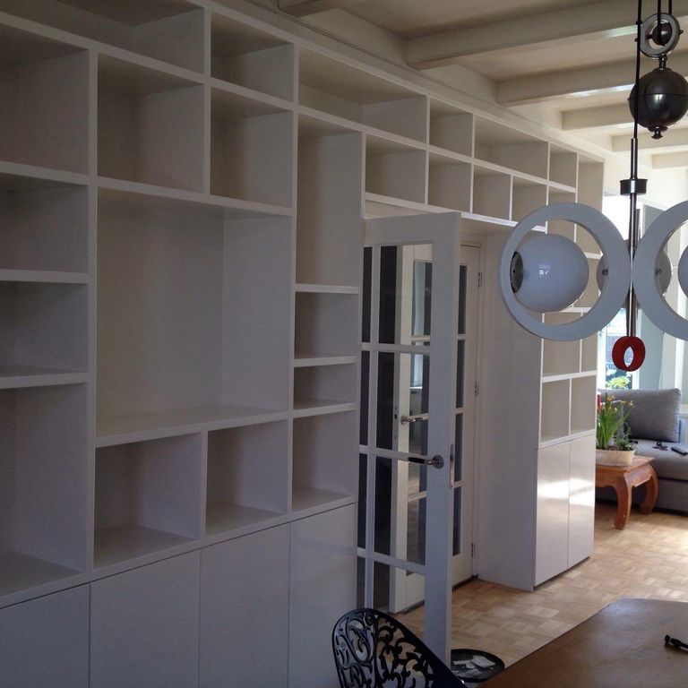 Boekenkast over volle breedte muur (ca. 5,90 x 2,85 meter)