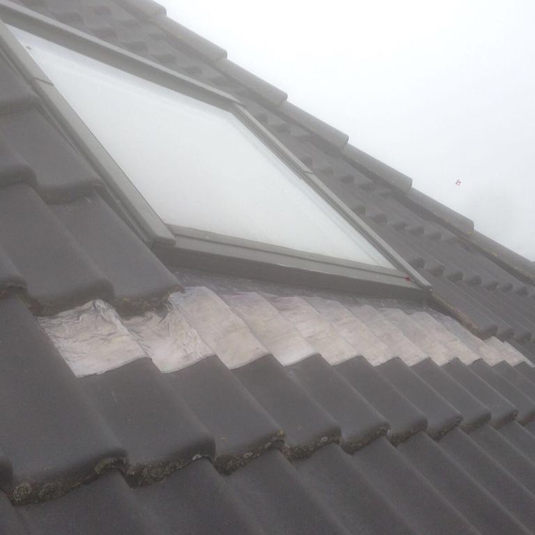 Loodflap onder velux dakraam repareren/vervangen