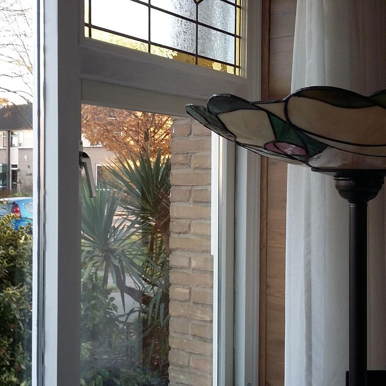 Vast raam in de woonkamer vervangen voor een draairaam.