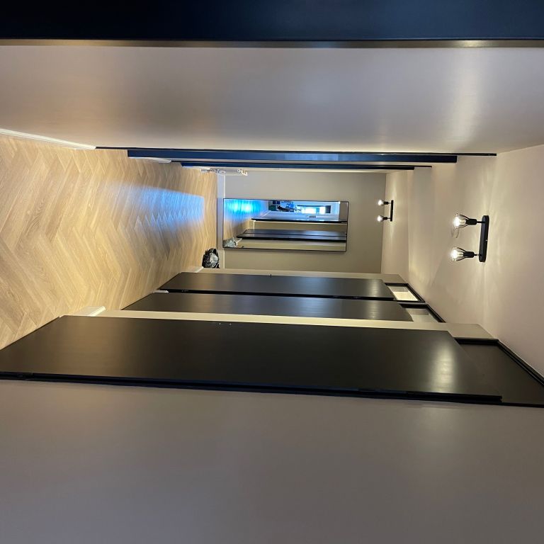Binnenschilderwerk: 6 deuren; 6 deuren in de gang van appartement.