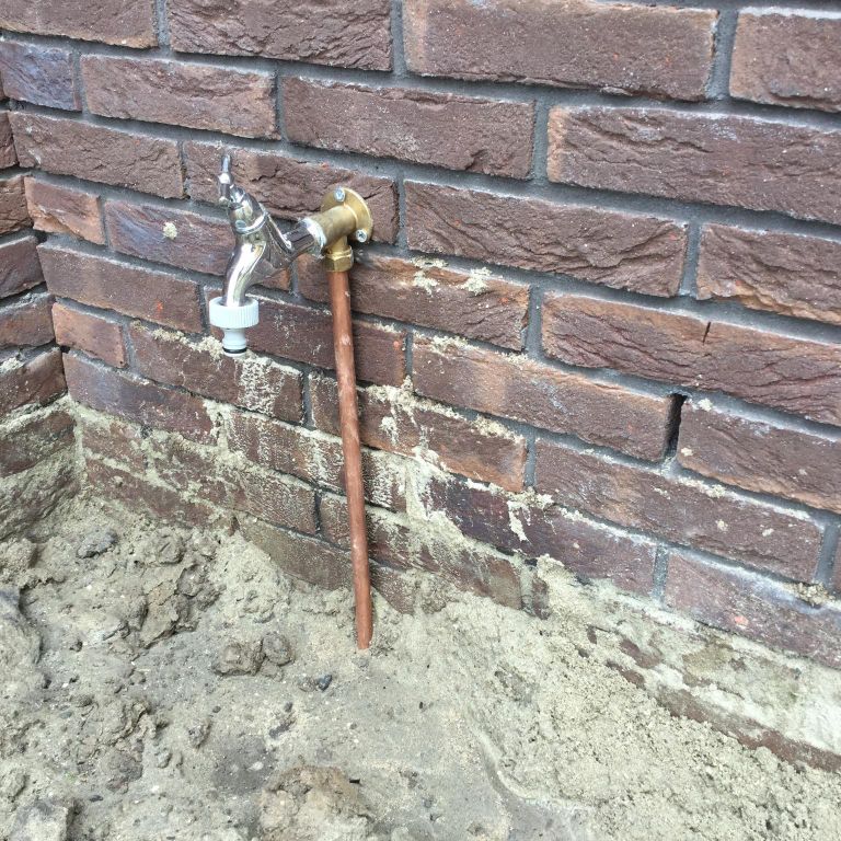 Waterleiding aanleggen van meterkast naar de achtertuin