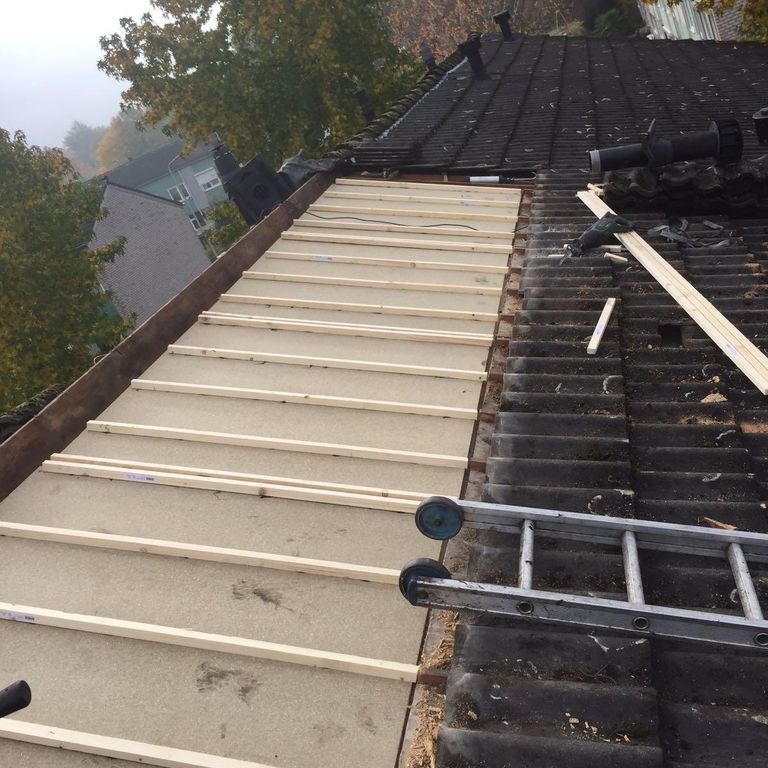 3 klussen: Dakinspectie en reparatie lekkage rijtjeshuis, reparatie...