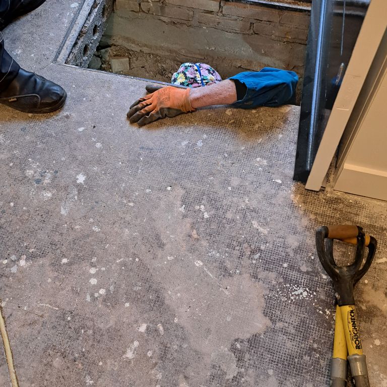 Afvoeren: Puin; kruipruimte