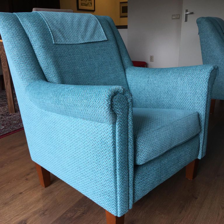 Opnieuw stofferen van twee fauteuils