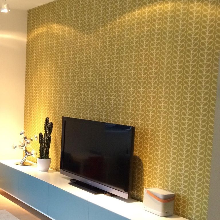 Vliesbehang naadloos aanbrengen op een glad gestuukte wand