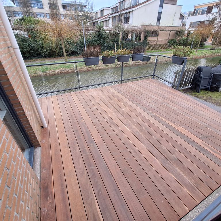 Vlonder vervangen: 15 m² (Hout of kunststof?)