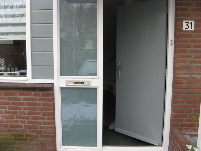 Mat dubbel glas in ramen naast voordeur