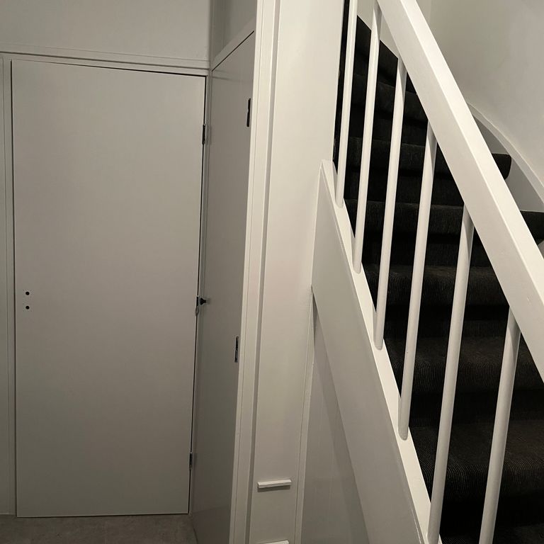 Binnenschilderwerk: 8 deuren; 8 raamkozijnen; 1 trap; Hele huis