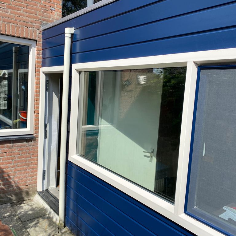 Raamkozijnen: 4 kozijnen; Raamkozijnen, deurkozijn en wandpaneel