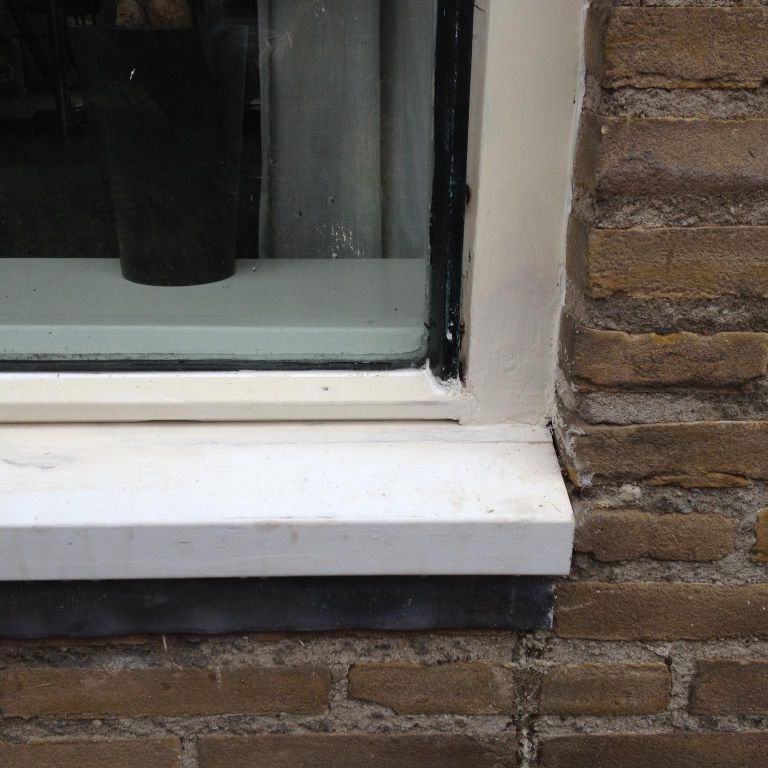 Vervangen verotte houten onderdorpel bij vast kozijn met dubbel gla...