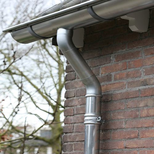 Zinken mastgoot plaatsen ter vervanging van een kunststoffen bakgoot