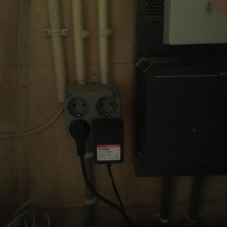 Vervangen van stopcontact meterkast, plaatsen van een nieuwe stopco...