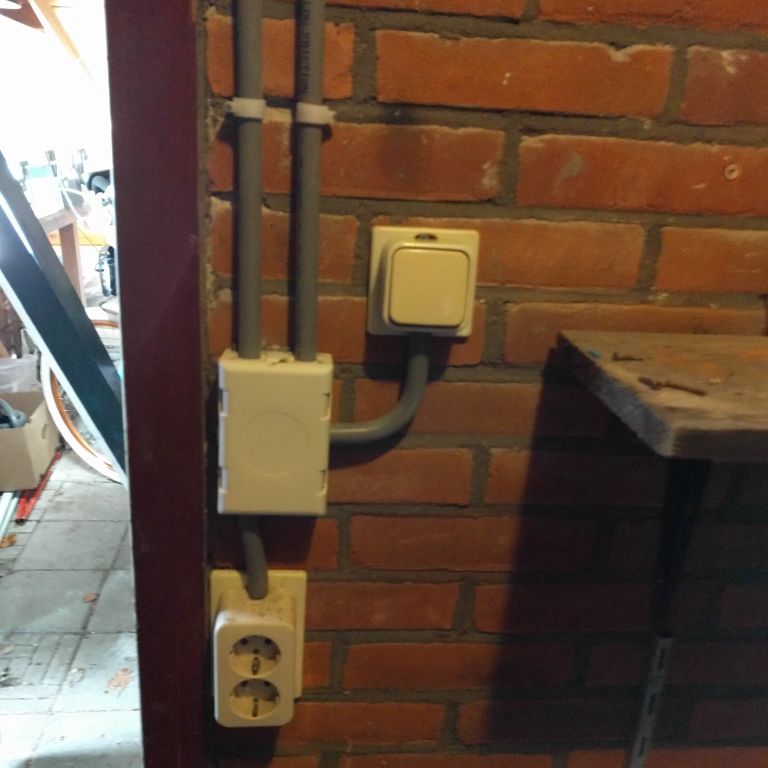 Meterkast in de schuur verwijderen en elektra verplaatsen