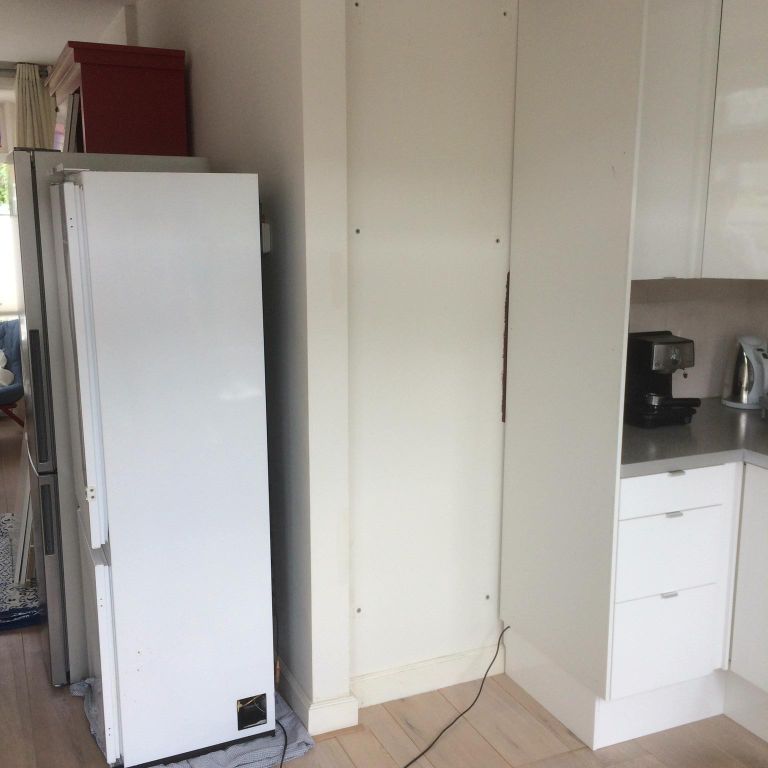 Verwijderen inbouw koelkast, kast en netjes maken hoek voor vrijsta...