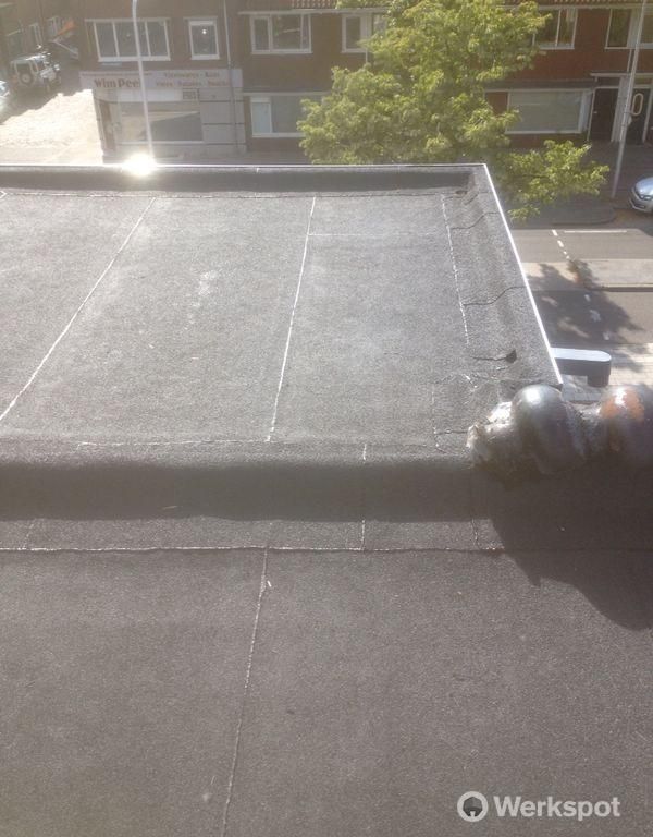 Plat dak (~30m2) dient gecontroleerd en gerepareerd te worden