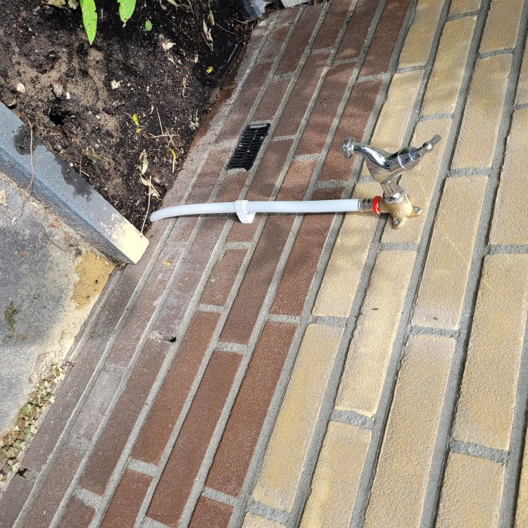 Radiatior verwijderen en 2 plastsen en buitenkraan