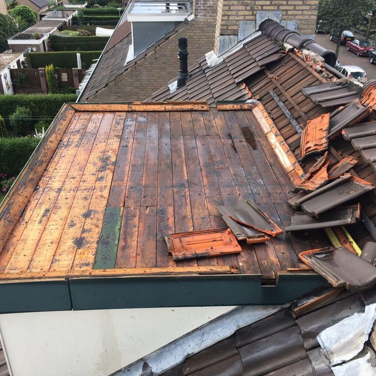 Storm schade aan dakkapel, nok en schoorsteen