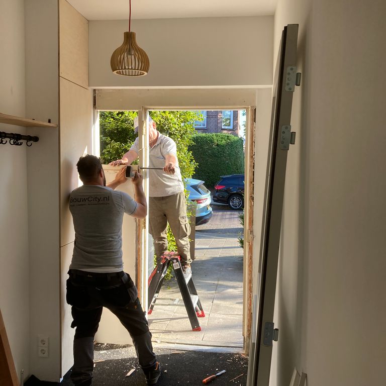 Buitendeur plaatsen: 1 deur; Nieuwe deur installeren, Bestaande deu...