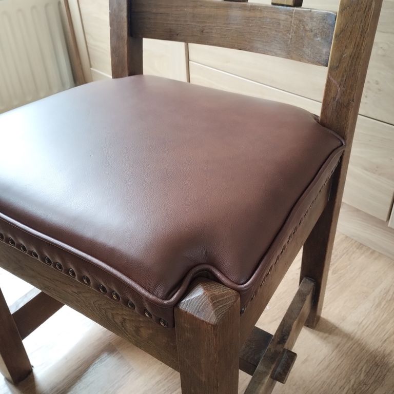 Stofferen: 6 meubels; Eetkamer stoelen