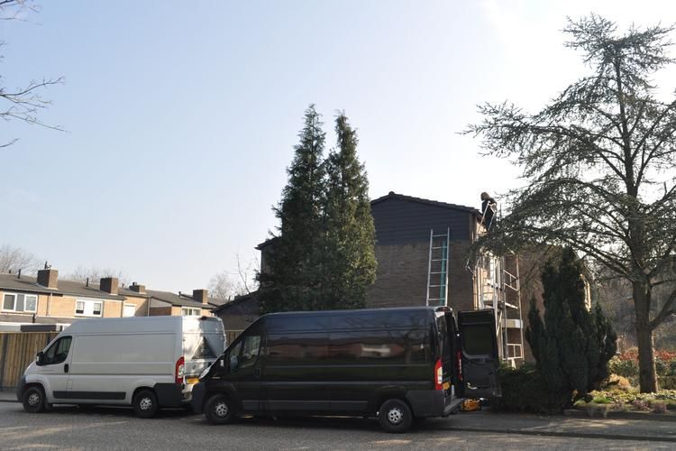 Renovatie betonnen dakpanbedekking hoekwoning in Dongen.