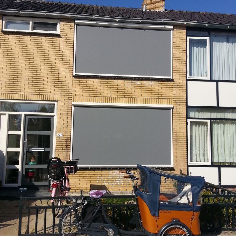 Opmeten en plaatsen van 2 sunscreens (BGG en 1ste verd.)