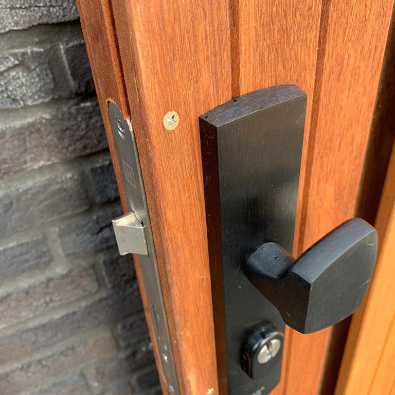 Do. 18 Maart | 2x Nieuwe sloten herstellen buitendeuren