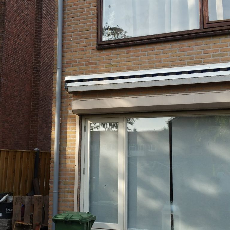 Plaatsen twee regenpijpen