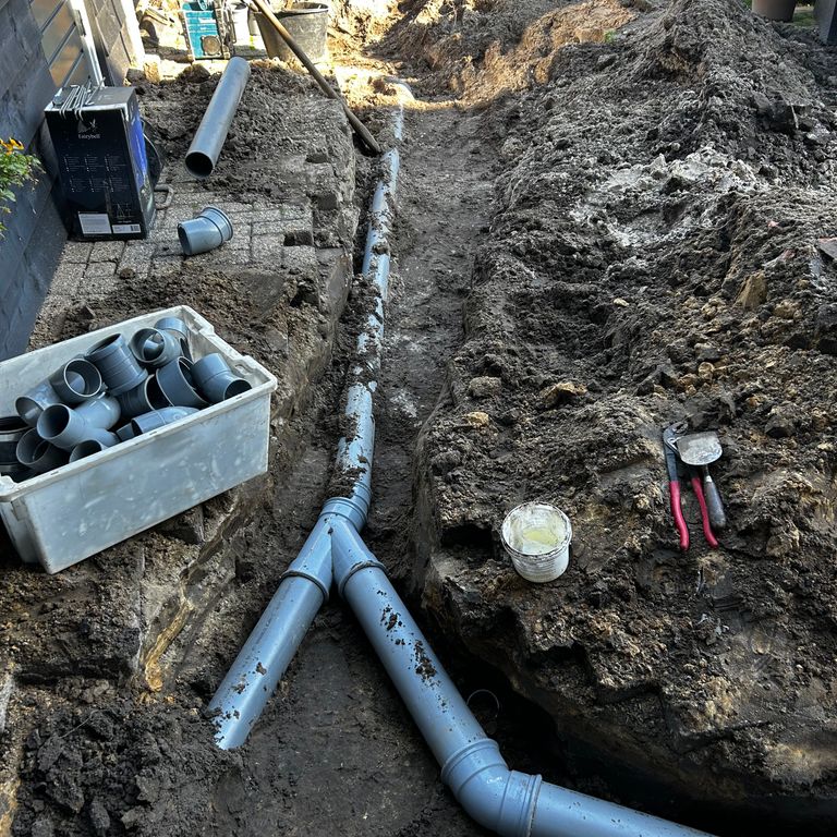 Waterleiding en riolering: Nieuwe leiding aanleggen; Oude gresbuize...