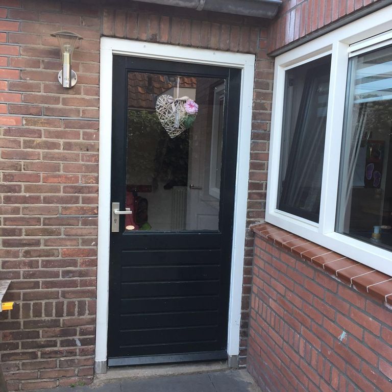 Leveren en plaatsen van een kunststof achterdeur