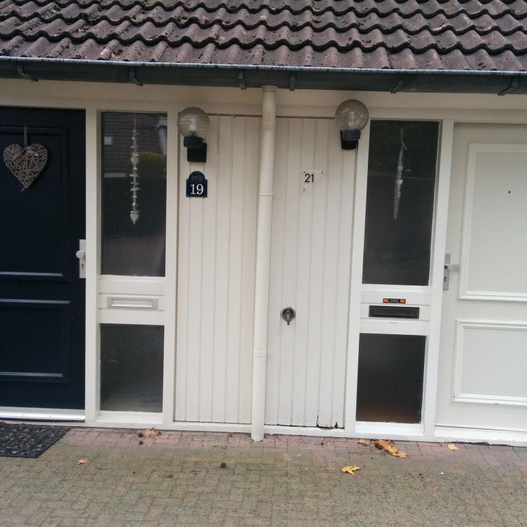 Het vervangen van kozijn voorportaal en voordeuren.
