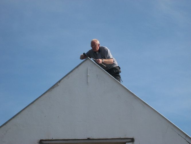 Zijkant van dak met zinken goot bekleden en lood vervangen