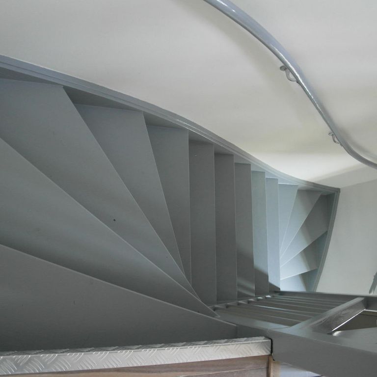 Schuren, gronden en verven van twee open trappen