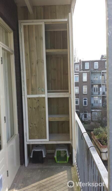 Kast maken op het balkon