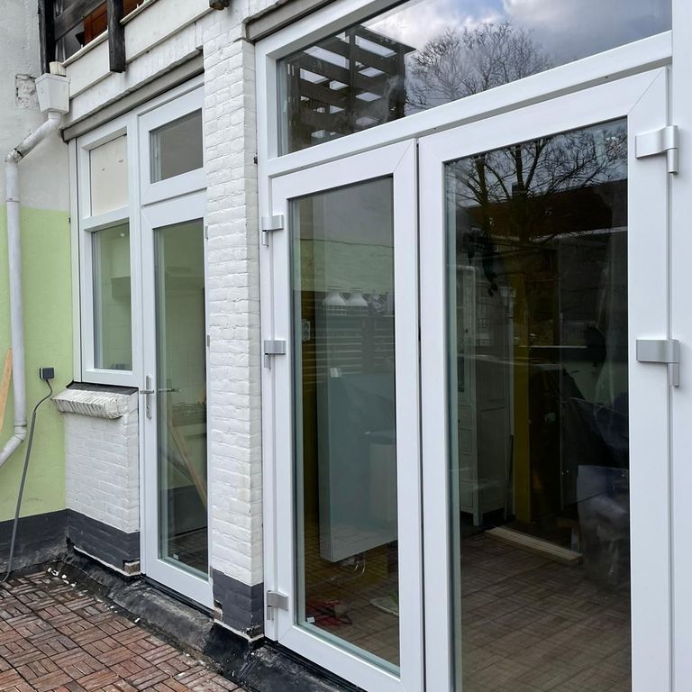 Raamkozijnen: 3 kozijnen; In overleg