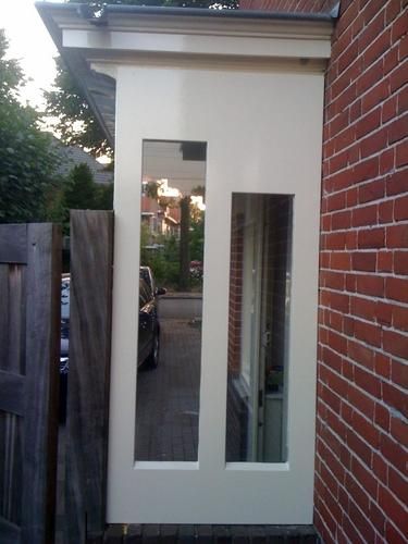 repareren of vervangen van 1 buitenkozijn met glas