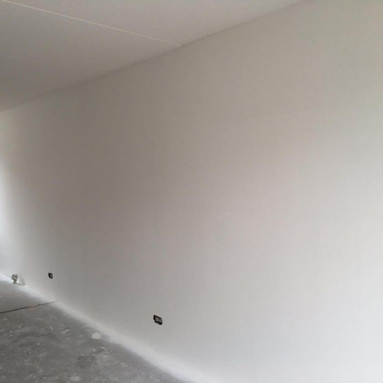 Airless latex spuiten nieuwbouw woning 170m2