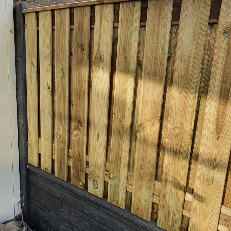 Schutting of hek plaatsen: 25 L; 2 H; Beton, Hout; Achtertuin