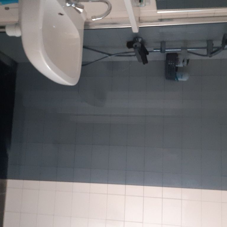 Sanitair plaatsen of vervangen: Douchewand plaatsen; Nadia Guelaoui