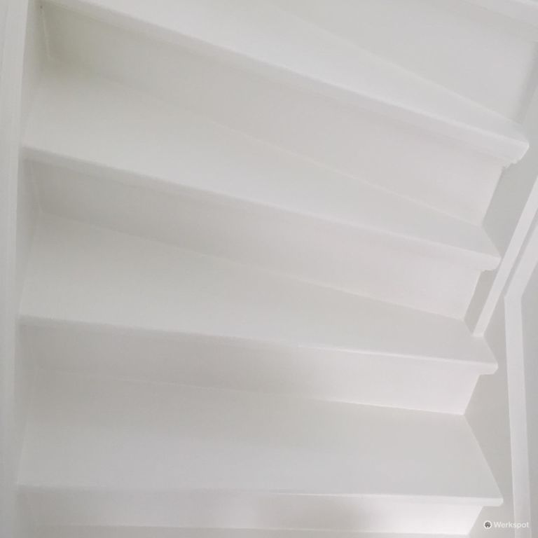 Schuren + schilderen bestaande trap