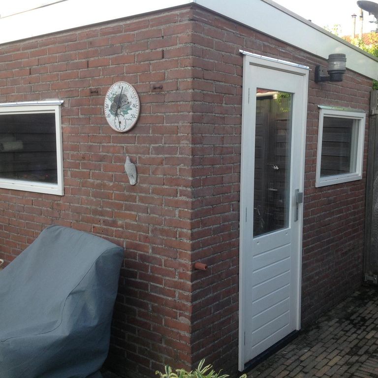 Vervangen van 2 kozijnen en deur + sponing van een stenen schuur