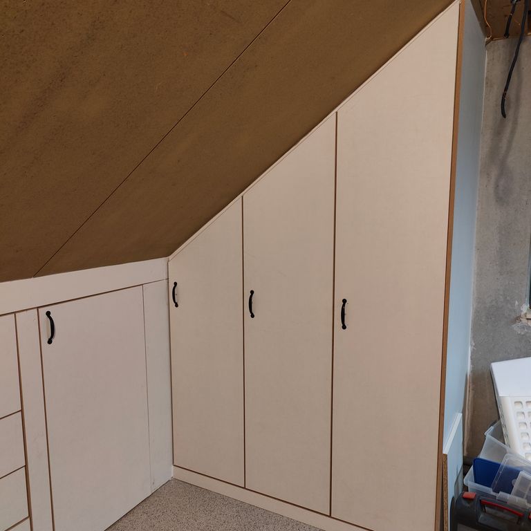 Meubels maken: 1 meubel; kasten en laden achter knieschot