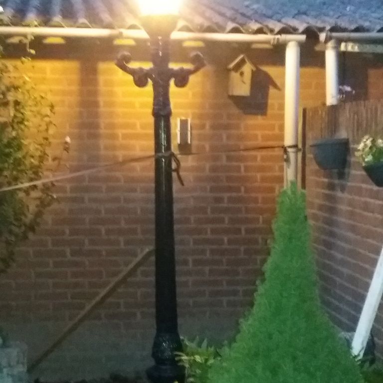 Tuinlamp plaatsen en aansluiten
