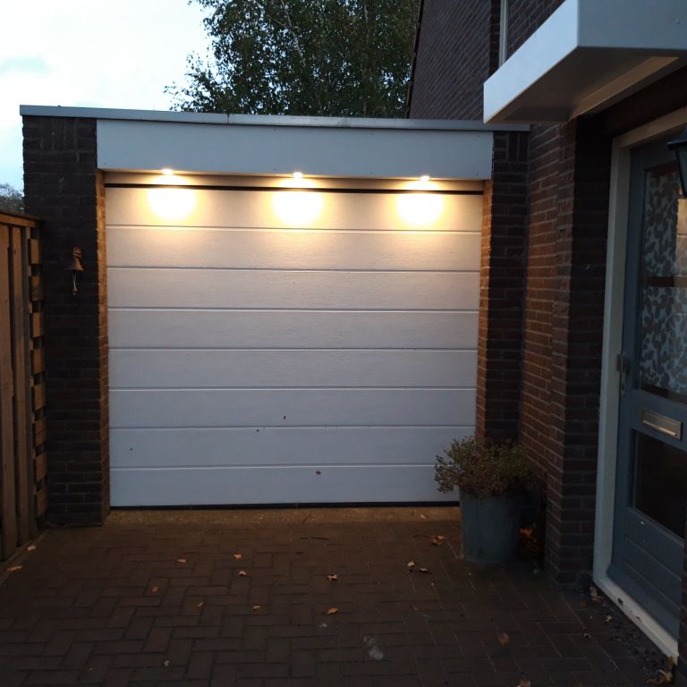 (Led) verlichting boven garagedeur leveren en installeren