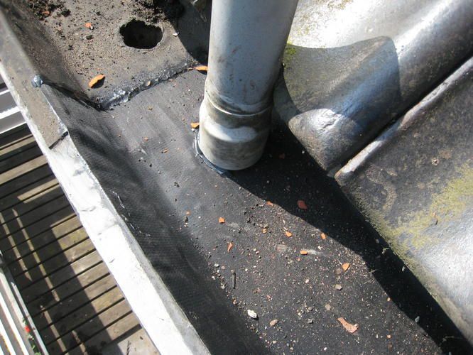Reparatie zinken dakgoot en controle