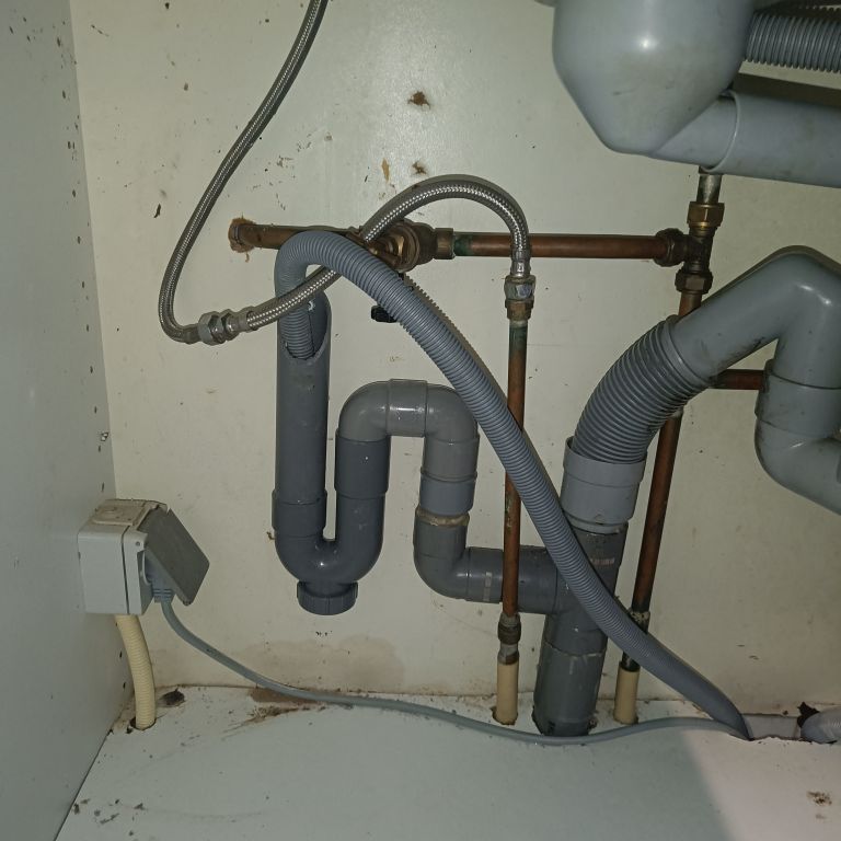 Waterleiding en riolering: Kapotte leiding repareren; Leidingen of...