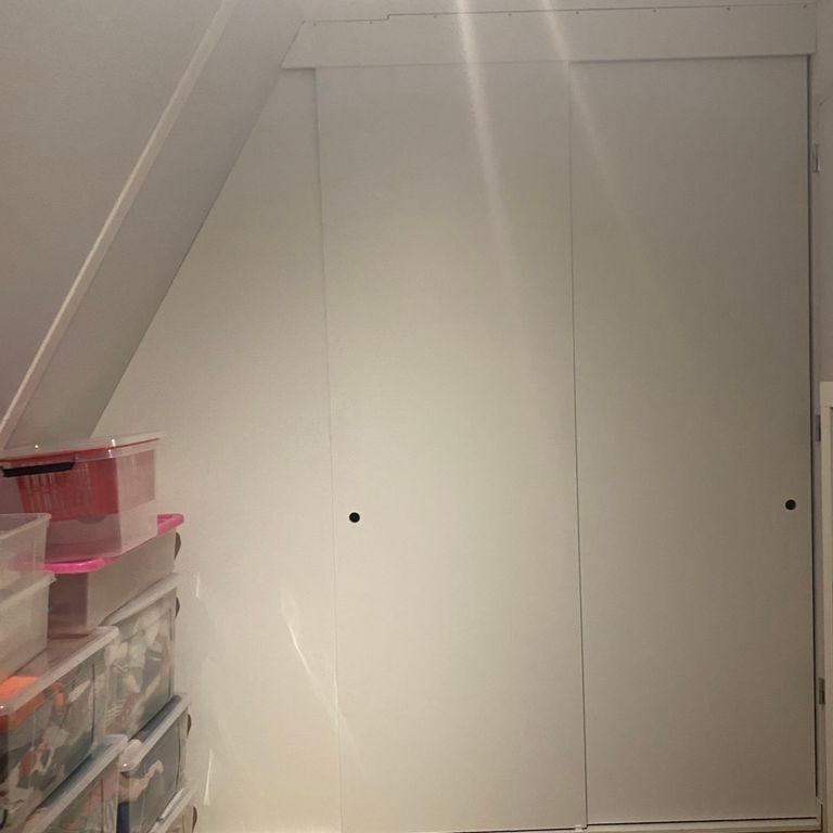 Meubels maken: 1 meubel; Schuifdeur tegen schuine wand