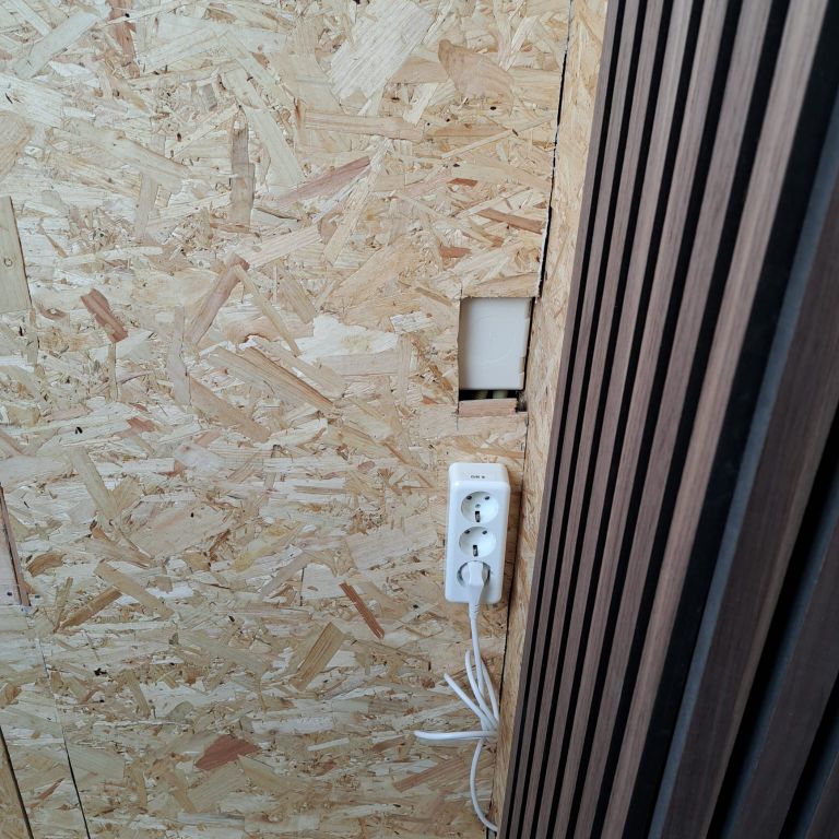 Vervangen dubbele wandcontactdoos voor drie- of viervoudige wandcon...